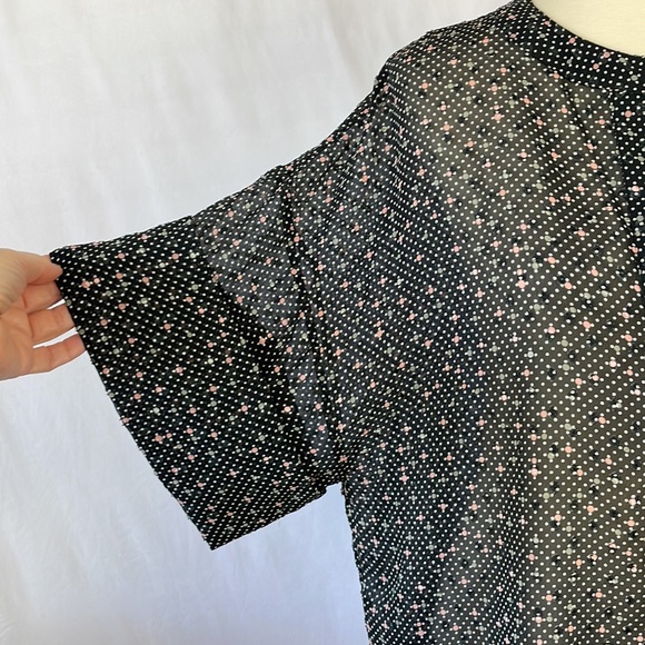 CAbi Black Pink and Gray Textured Sheer V-Neck Short Sleeve Blouse - Size Small - Picture 5 of 12